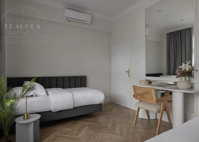 Fragola Florian Gate דירה